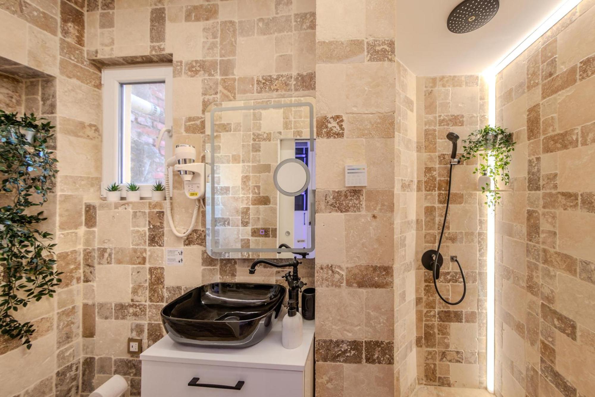 Luxury Living: Smart 2Br Apartment At Unirii Square Bucarest Extérieur photo