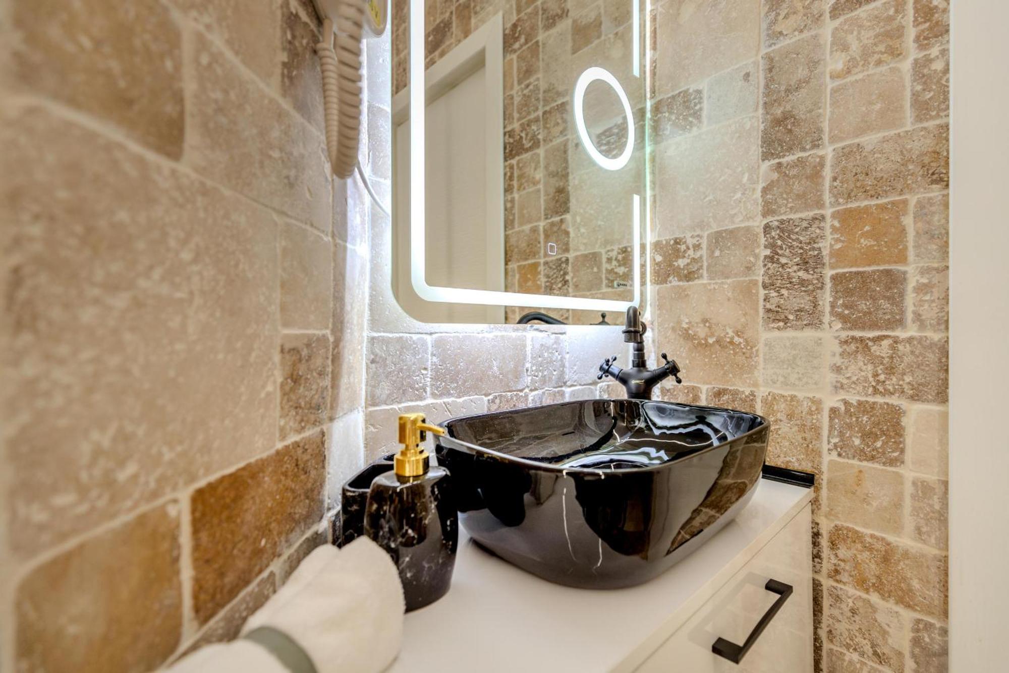 Luxury Living: Smart 2Br Apartment At Unirii Square Bucarest Extérieur photo