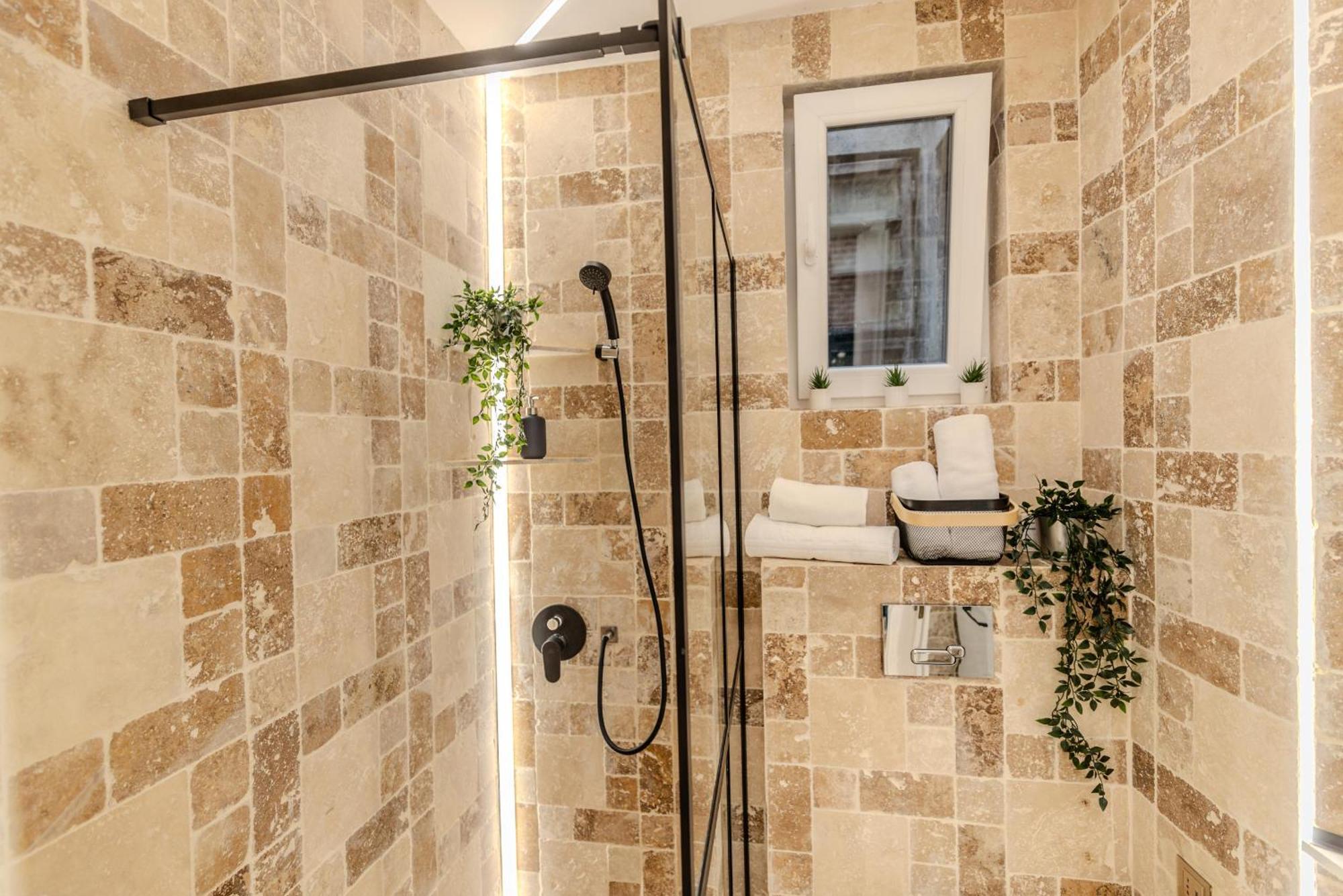 Luxury Living: Smart 2Br Apartment At Unirii Square Bucarest Extérieur photo